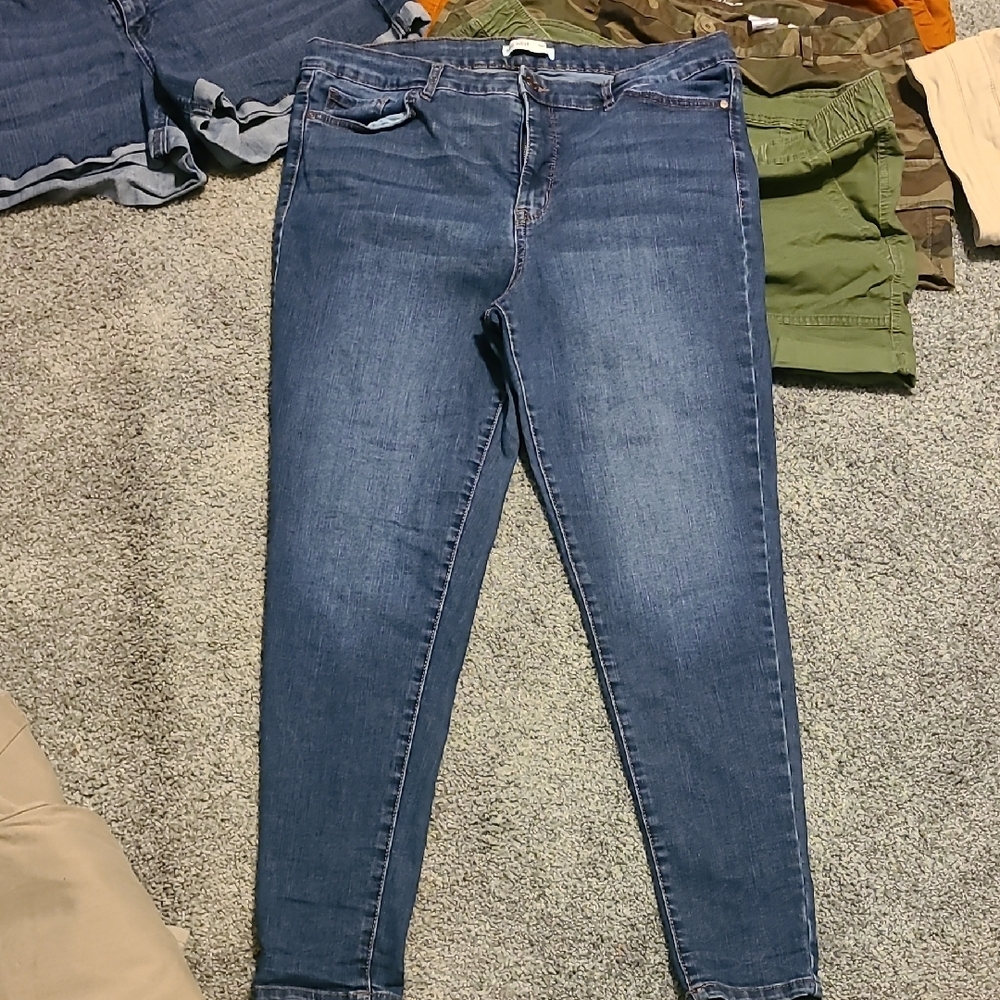 ❤️Stylish Women's Shorts in Green and Tan - Picture 9 of 13